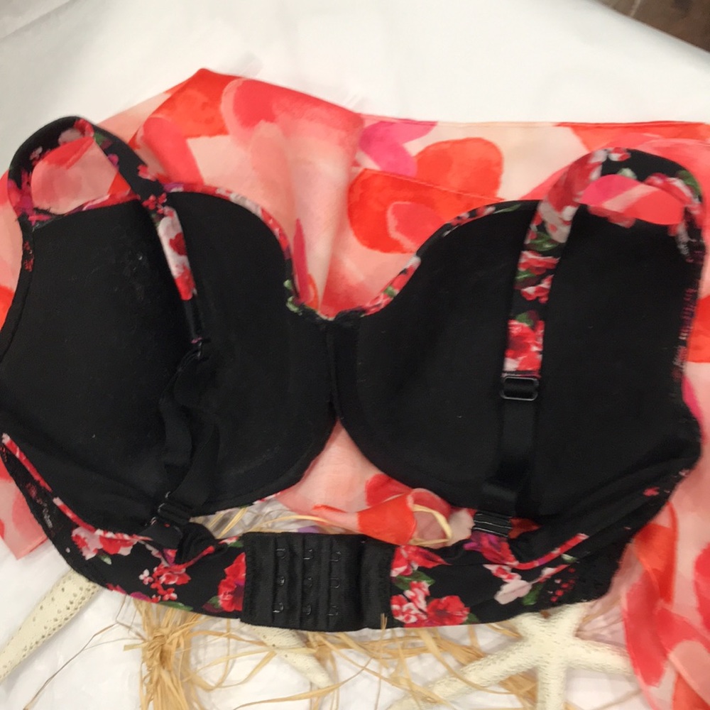 BRA 34D SECRET TREASURES FLORAL W DIFFERENT SHADES OF RED. Has some black lace❤️ - Picture 4 of 6